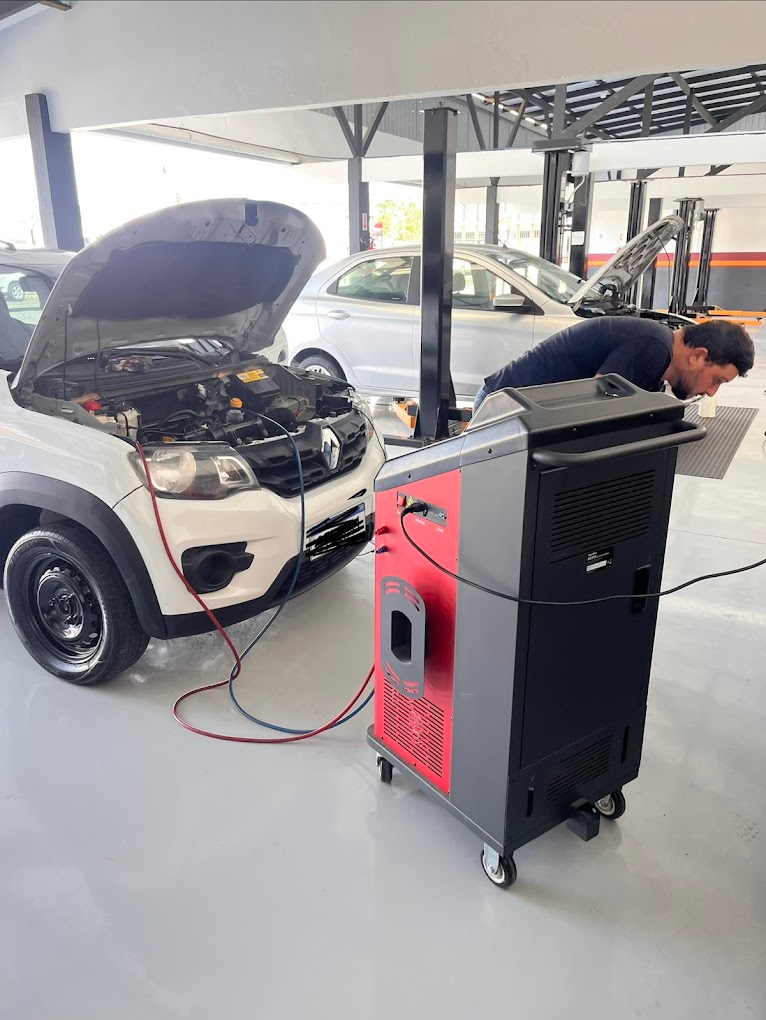 Técnico da Amaral realizando serviço em veículo na oficina